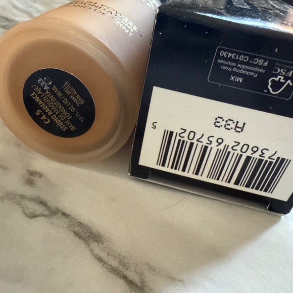 MAC COSMETICS STUDIO RADIANCE FOUNDATION IN C4.5 - Picture 3 of 3